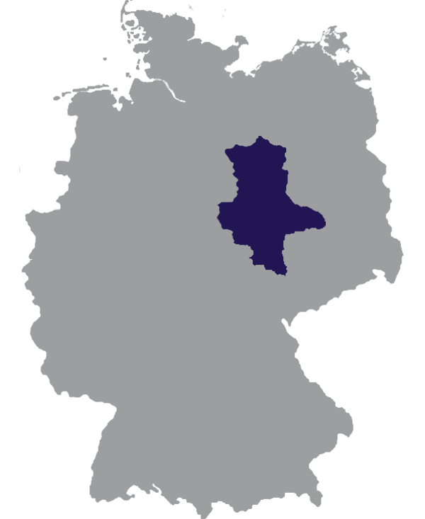 Landkaart Duitsland grijs met deelstaat Saksen-Anhalt donkerblauw op transparante achtergrond - 600 * 733 pixels
